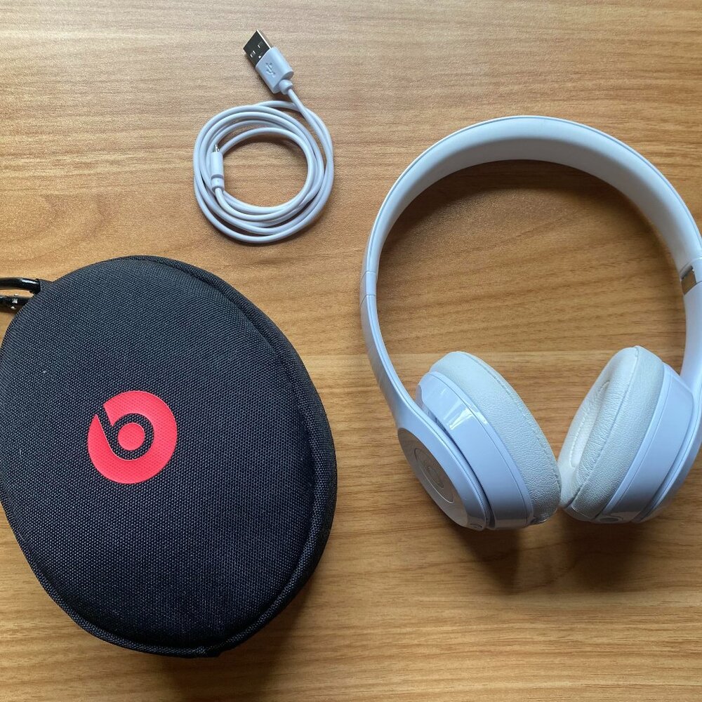 White Beats Solo (Over-Ear Headphones)